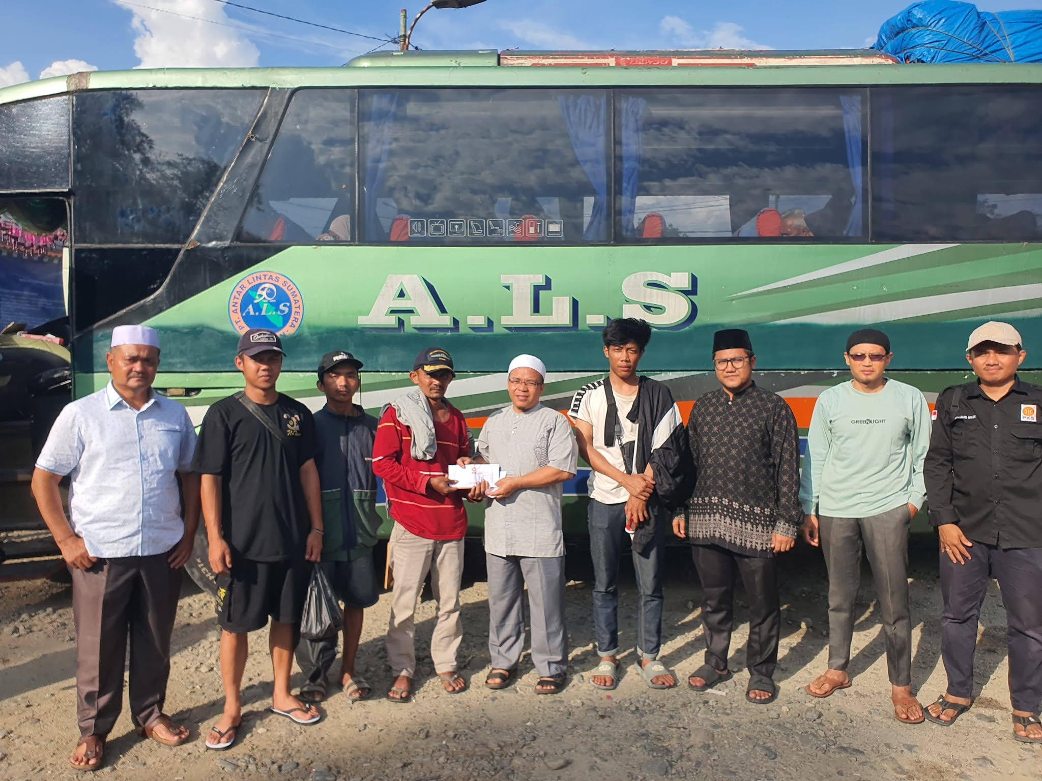 Empat Pekerja Terlantar di Mandailing Natal, PKS Madina Bantu Mereka Kembali ke Keluarga